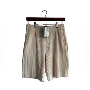 NWT H&M cream color pleaded comfortable shorts‎ size S